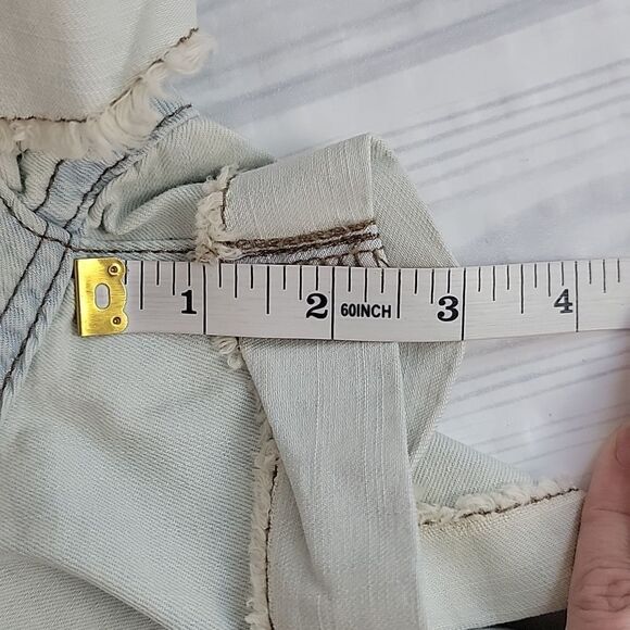 Calvin Klein lightwash jean shorts Women's Size 10 - Picture 12 of 12